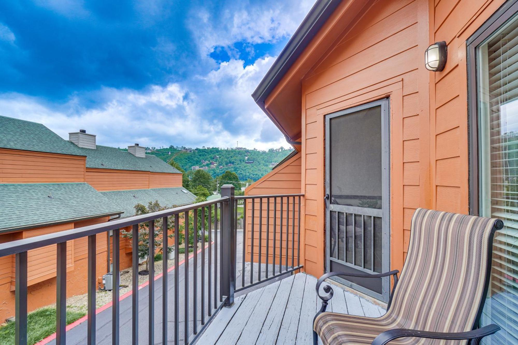 Downtown Gatlinburg Condo With Mountain-View Balcony Exterior photo