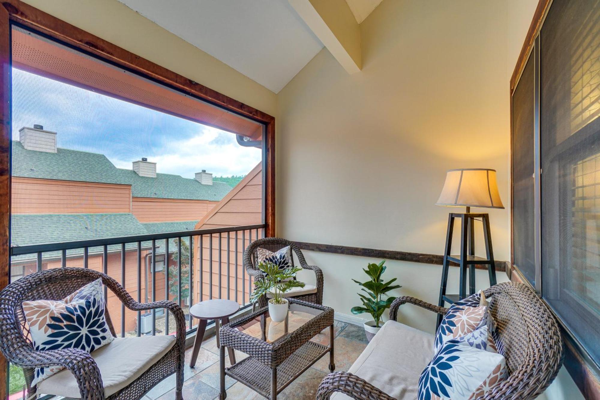 Downtown Gatlinburg Condo With Mountain-View Balcony Exterior photo