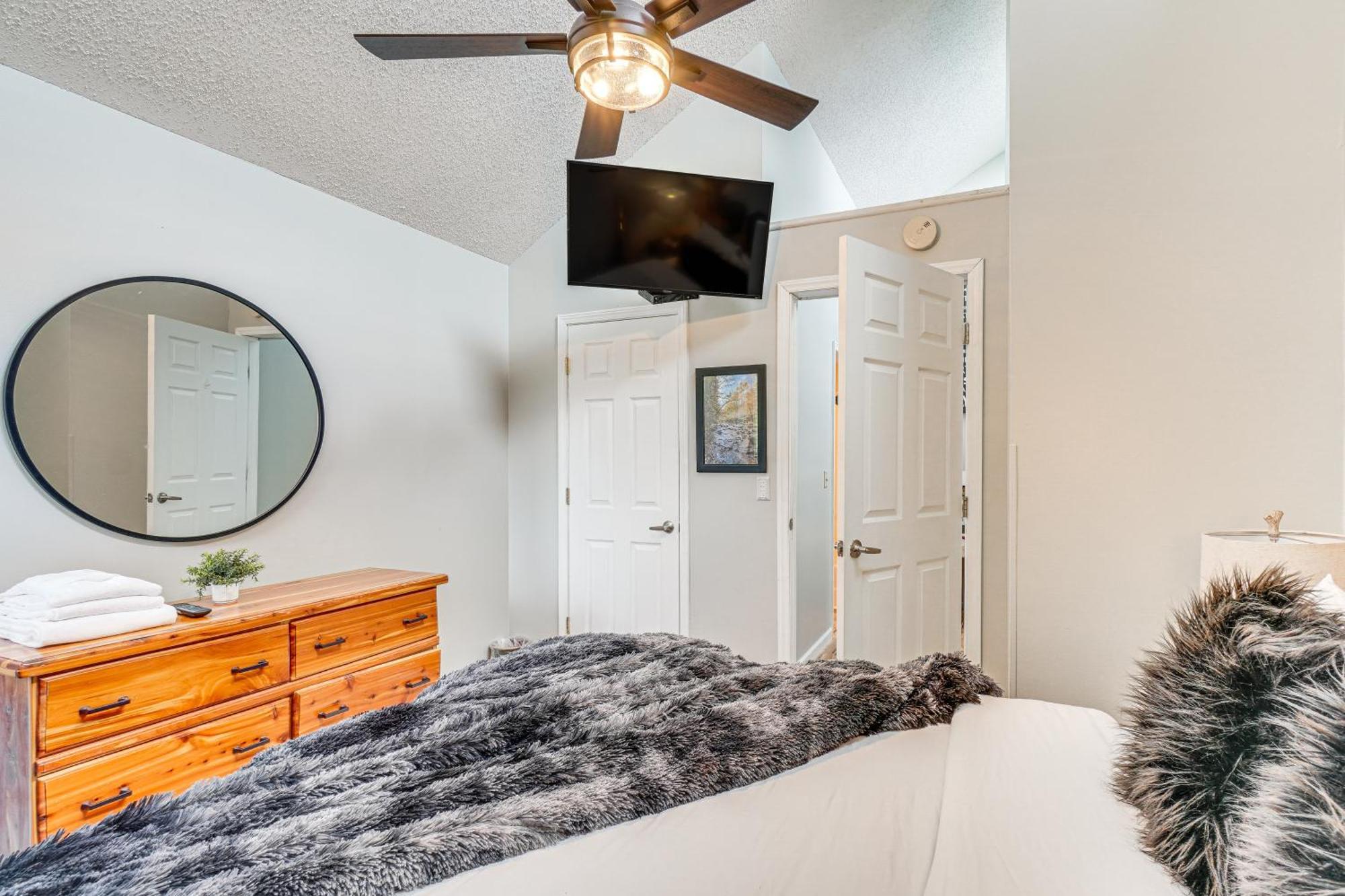 Downtown Gatlinburg Condo With Mountain-View Balcony Exterior photo