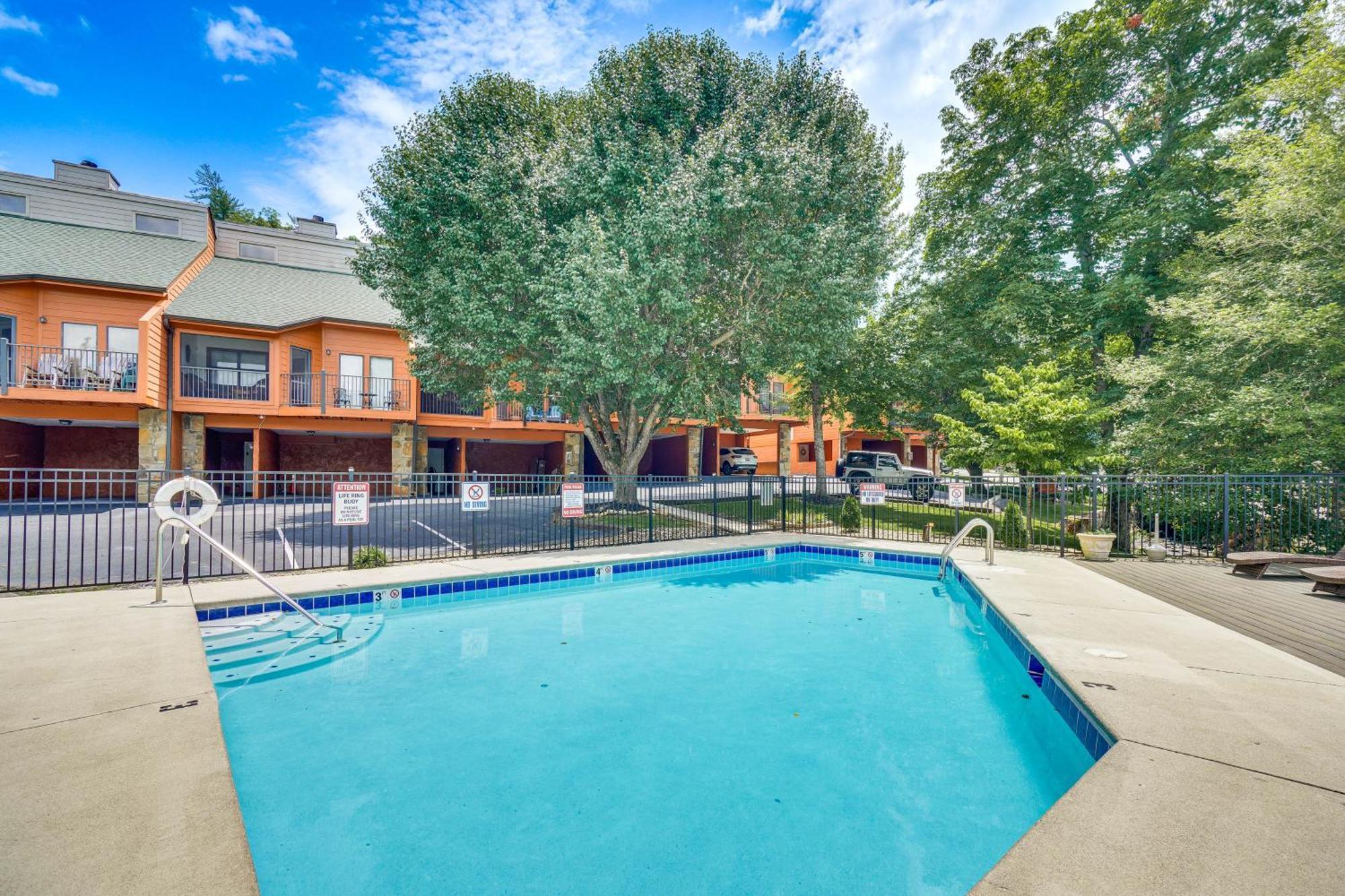 Downtown Gatlinburg Condo With Mountain-View Balcony Exterior photo